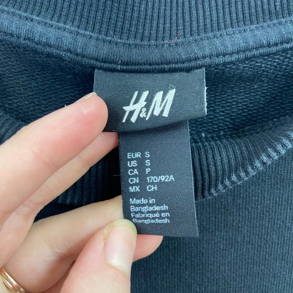 H&M black thick knit short sleeve Crewcut decal 100% cotton relaxed casual shirt